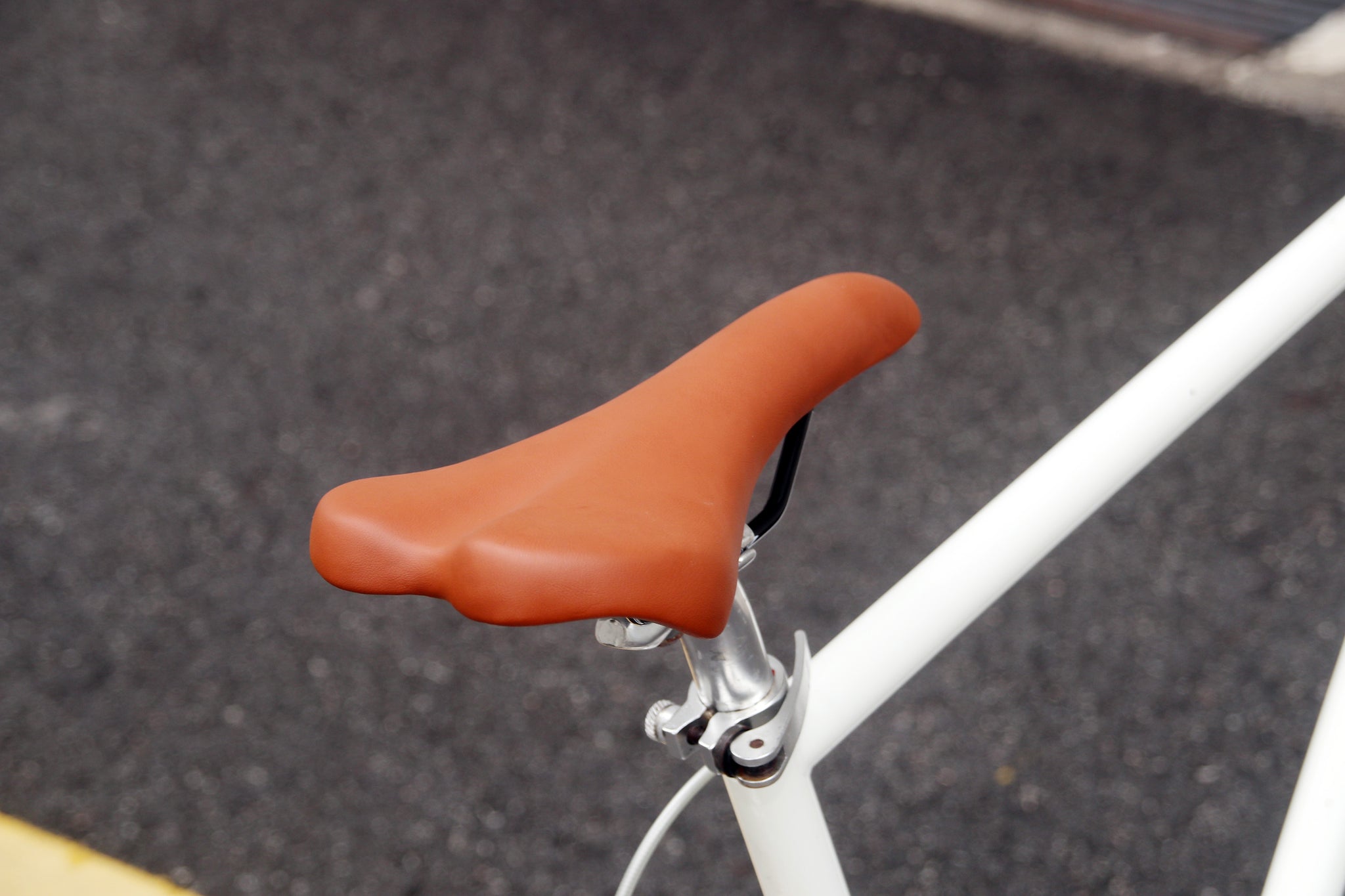 TOKYOBIKE
Brooks製レザーサドル付き ミントグリーン Not everything in life is complicated”- tokyobike Mono